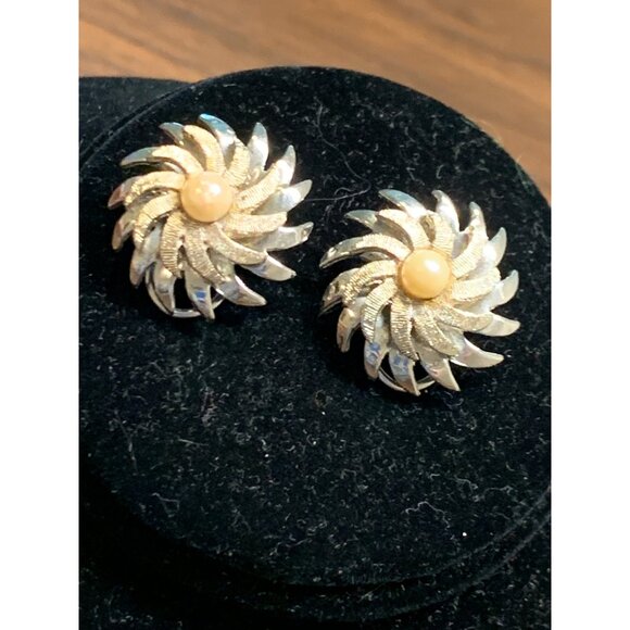 1960s Vtg Kramer signed Vtg Silver Tone Clip Earrings with Pearl - Picture 2 of 5